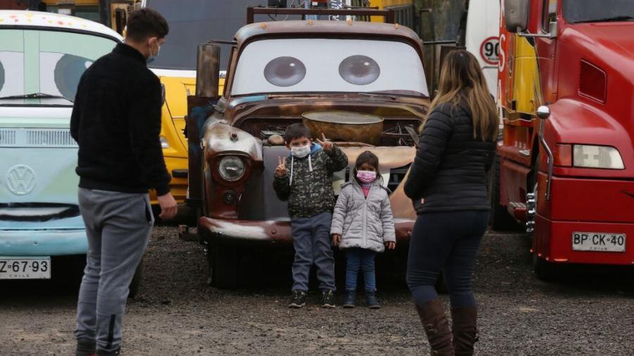 Mecánico recrea autos de la película ‘Cars’ para los niños