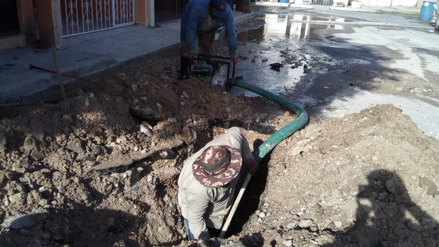 Reparan fuga de agua en La Cañada
