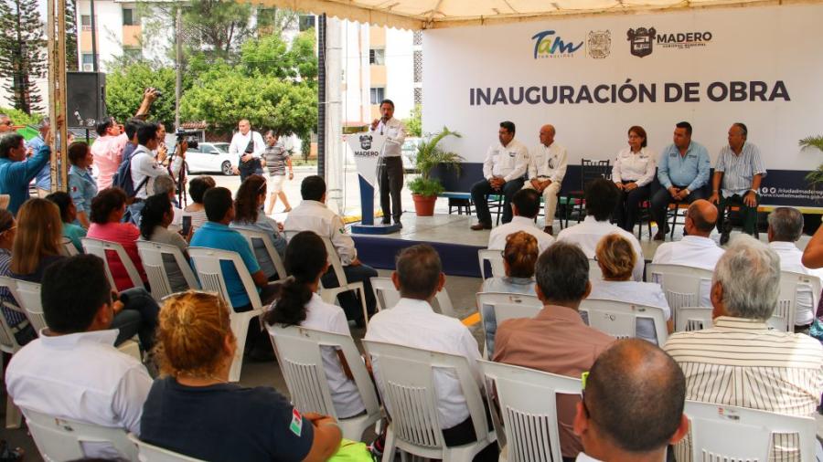 Entrega alcalde de Madero reencarpetado de calle