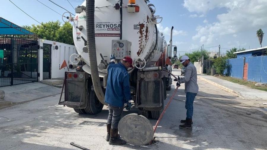 Desazolva COMAPA drenaje sanitario en diferentes puntos de la ciudad
