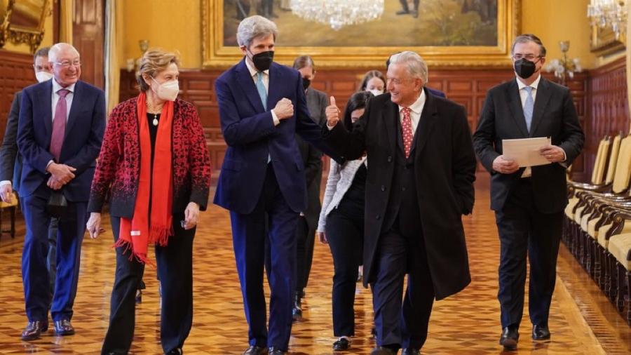 Asegura López Obrador que reunión con Kerry fue "con franqueza y respeto"