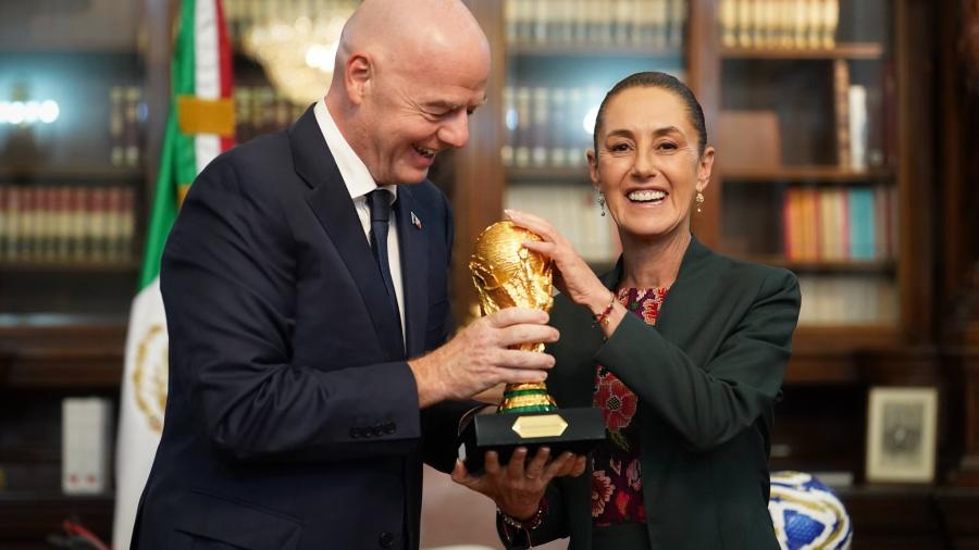 Sheinbaum sostiene encuentro con presidente de la FIFA sobre el Mundial 2026