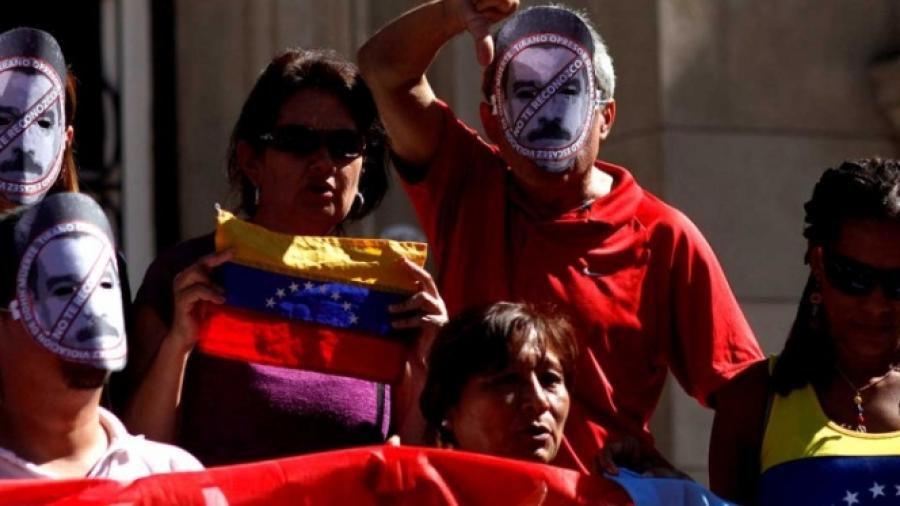 EU llama dictador a Nicolás Maduro