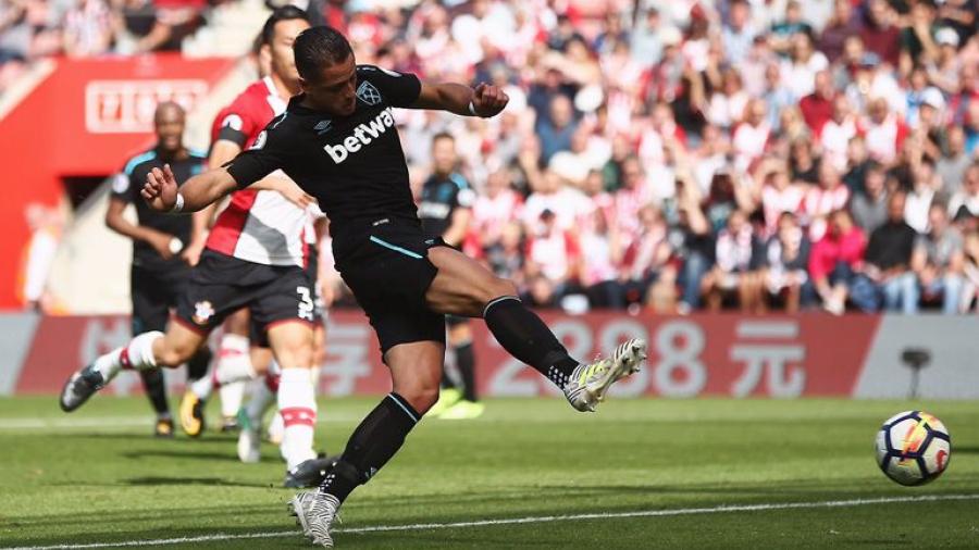 Chicharito muestra su calidad de juego con un doblete