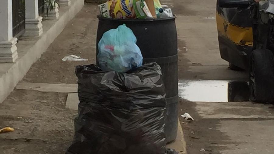 Siguen arrojando desechos dom&eacute;sticos a canales a cielo abierto