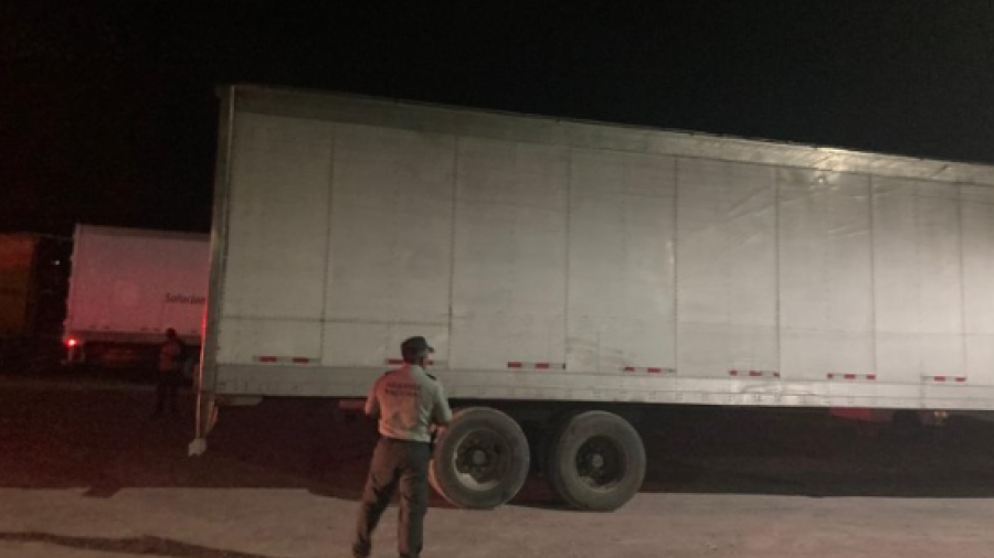 Rescatan INM y GN 121 migrantes hacinados en camión en Nuevo León 