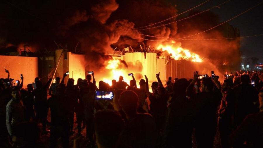 Incendian consulado de Irán en irak