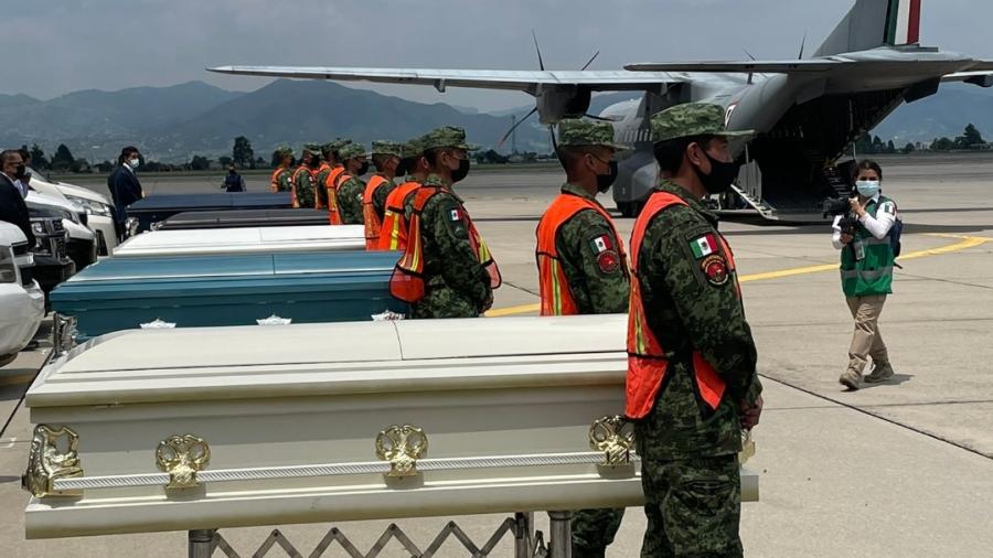 Llegan a México cuerpos de 8 migrantes mexicanos fallecidos en tráiler 