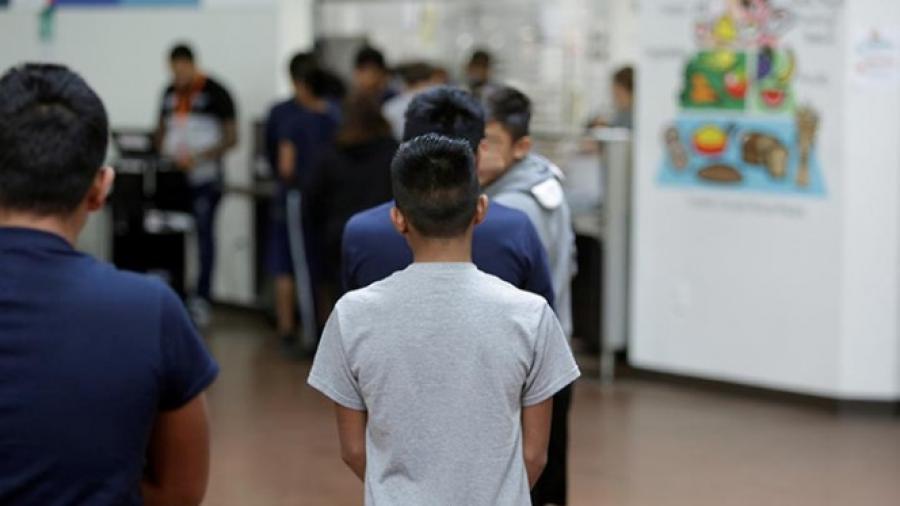 Niegan entrada a senador demócrata a albergue de niños inmigrantes