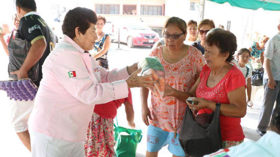 Apoyan a familias con abarrotes y útiles escolares a bajo costo