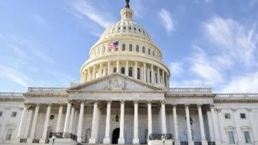 Senado aprueba debate para reabrir el Gobierno federal