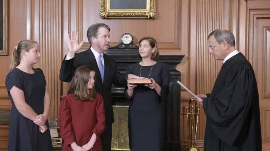 Kavanaugh juramenta como magistrado de la Corte Suprema de EU