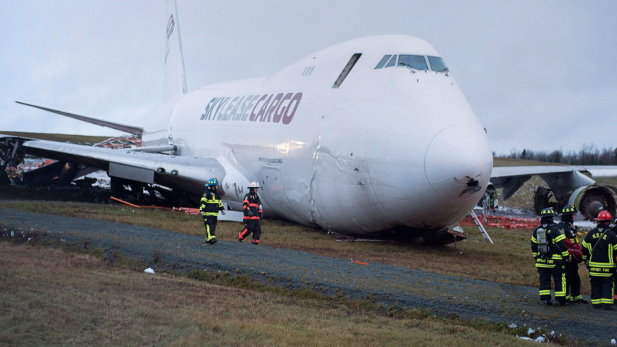 Avión sale de pista en aeropuerto de Canadá