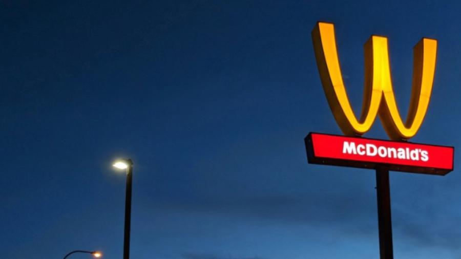 McDonald’s voltea logo elogiando el día de la mujer