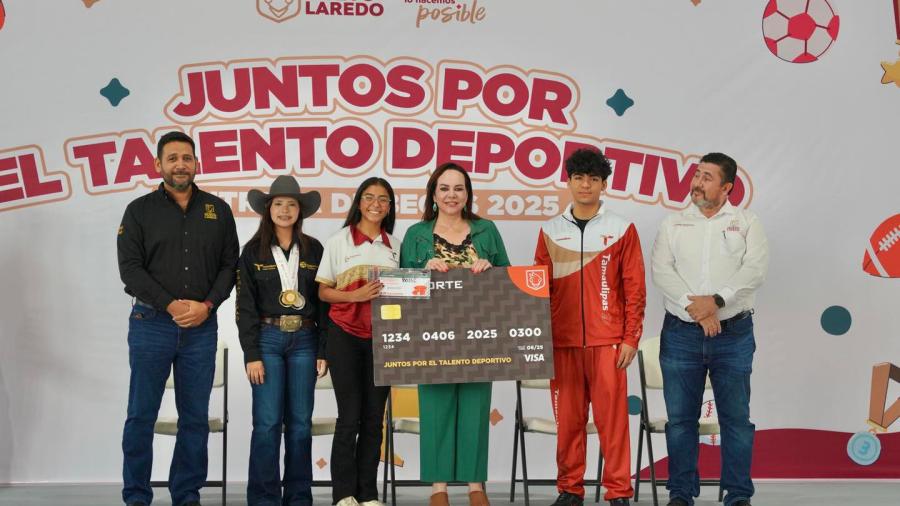 Entrega Carmen Lilia Canturosas beca deportiva a 300 atletas de Nuevo Laredo