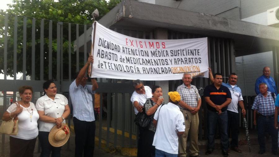 Protestan jubilados por falta de medicamentos en el ISSSTE