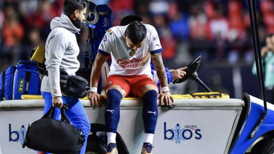 La Chivas descartan lesión grave de Alexis Vega