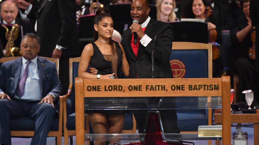 Pastor acusado de acosar a Ariana Grande ofrece disculpas