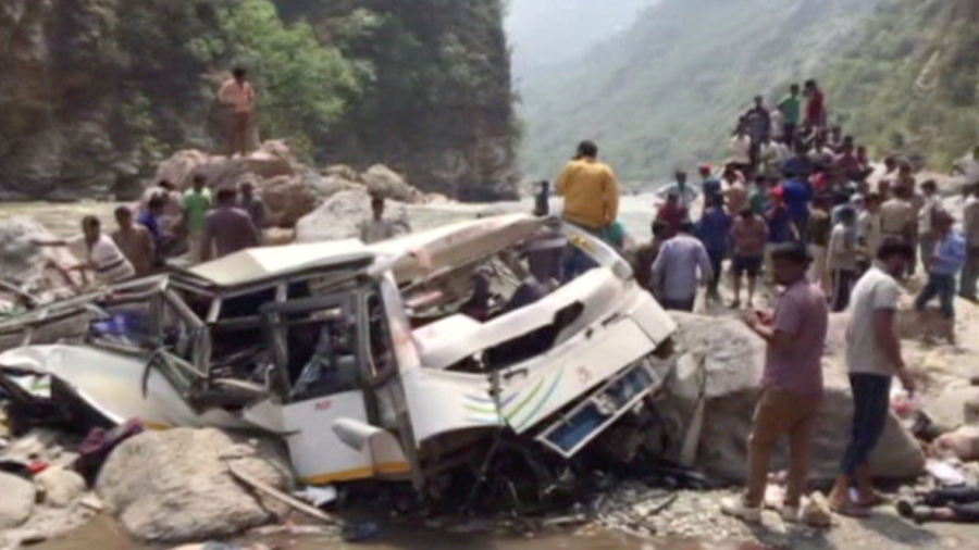 Fallecen más de 44 personas tras caer autobús por barranco en la India