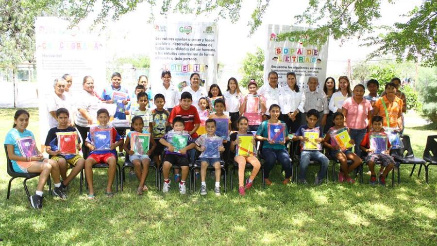 Ayuntamiento entrega útiles escolares a niños de cursos de verano