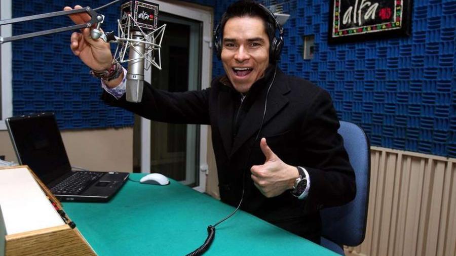 Toño Esquinca vuelve a la radio, pide perdón y se suma a AMLO