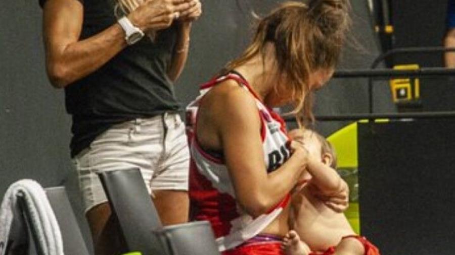 Basquetbolista amamanta a su hija en el entretiempo de un partido