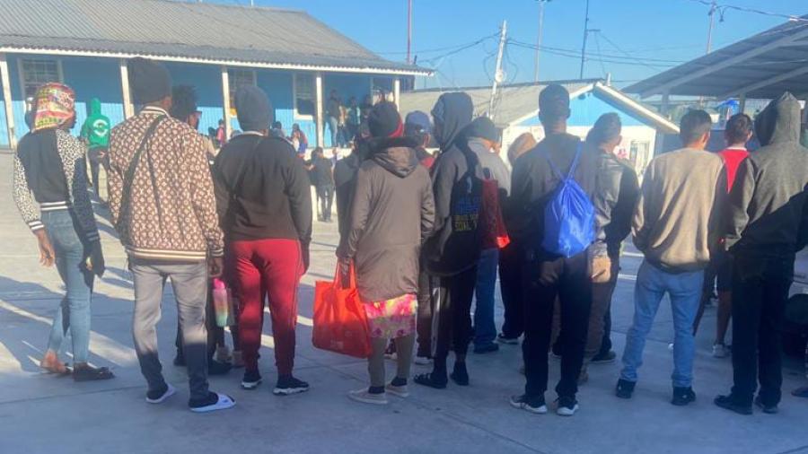 Resguardan a 400 migrantes que estaban en el Río Bravo y en la intemperie 