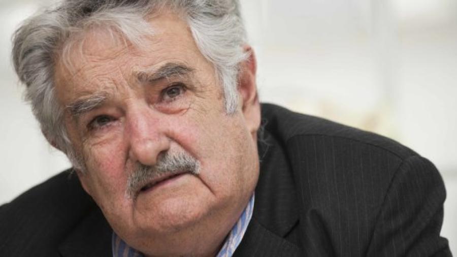 José Mujica renuncia al Senado