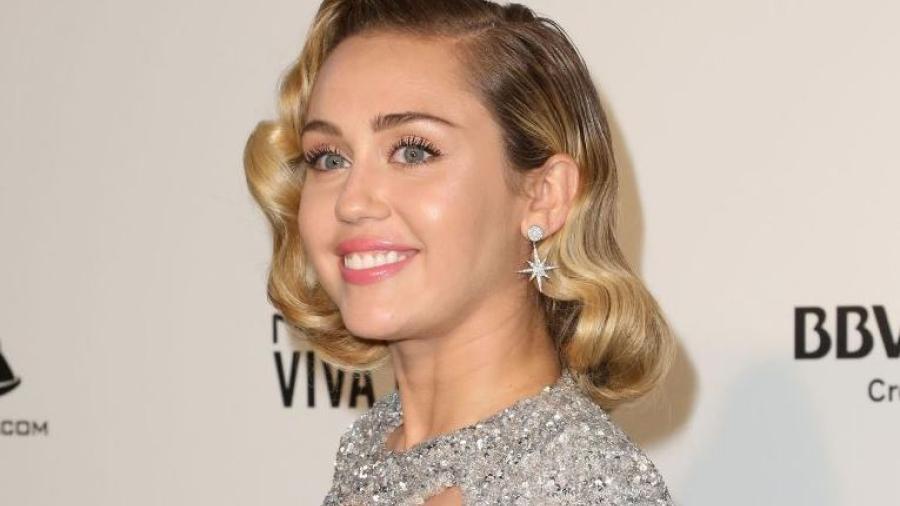 Miley Cyrus se somete a operación en las cuerdas vocales