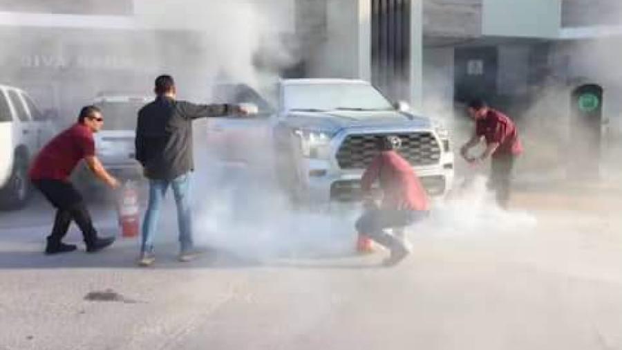 Camioneta de Fernández Noroña se incendia en Gira por Matamoros
