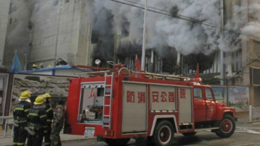 Edificio se incendia en China y deja 22 muertos