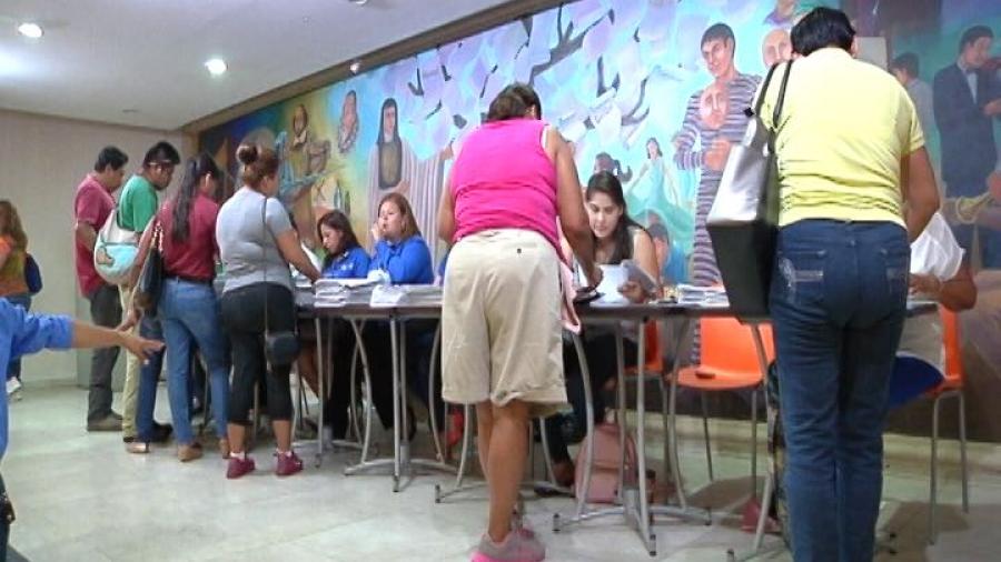Recepcionan documentos para tramitar las becas escolares