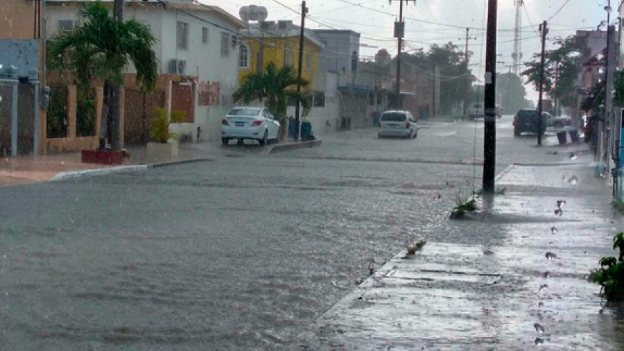 Lluvias afectan calles de Madero
