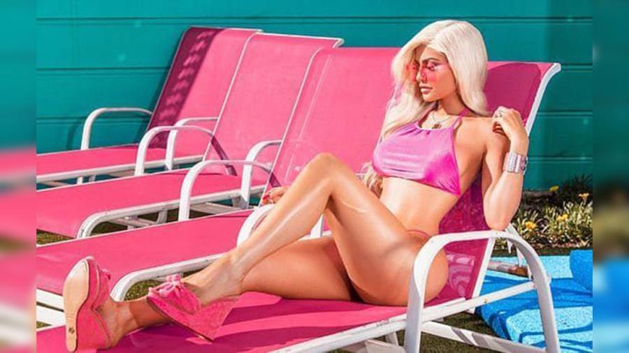 Kylie Jenner posa al muy estilo Barbie