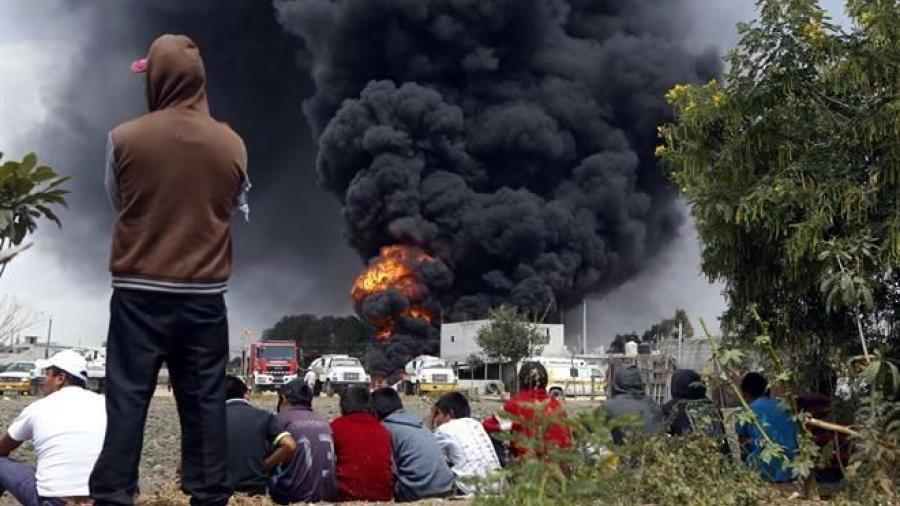 Continúa incendio en ducto de Pemex en Puebla