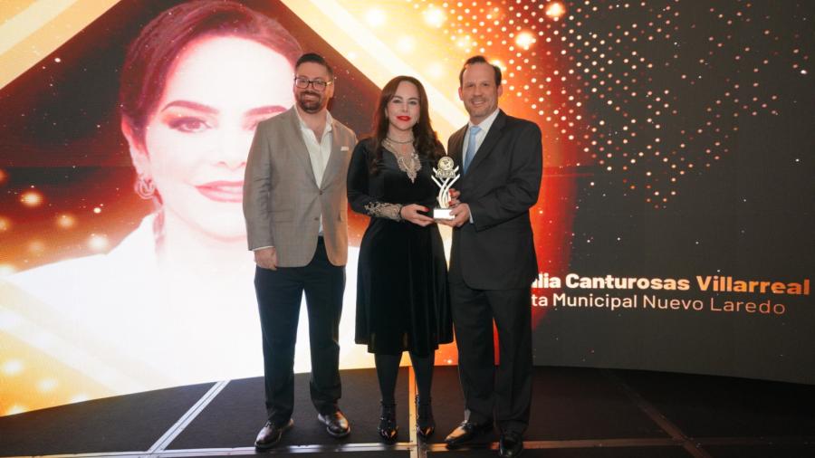 Reconocen Agentes Aduanales de Laredo TX, liderazgo de Carmen Lilia Canturosas con entrega de premio ALFA 