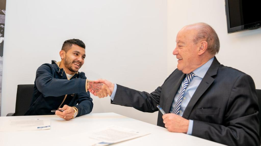 'Tecatito' Corona renueva su contrato hasta el 2022 con el Porto 