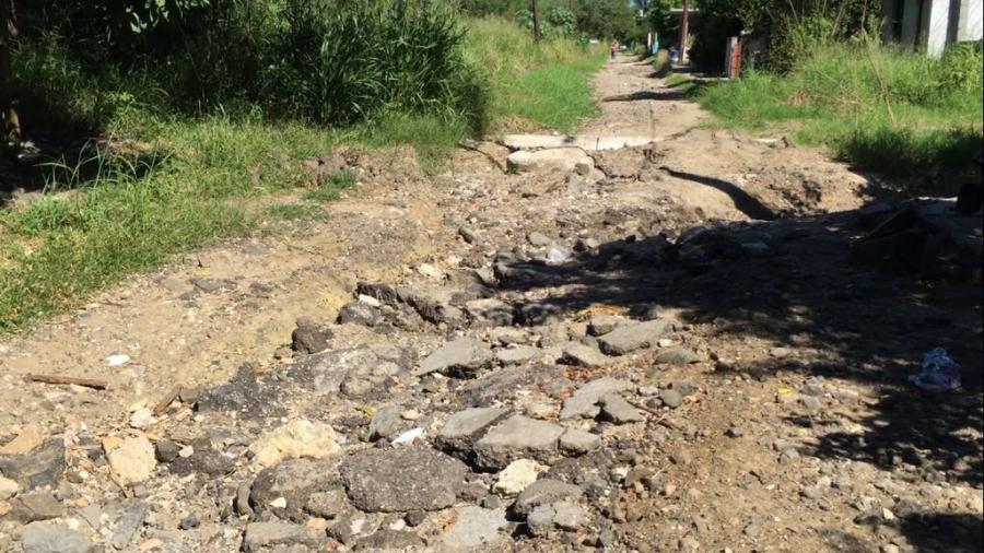 Vecinos piden la pavimentaci&oacute;n de una calle