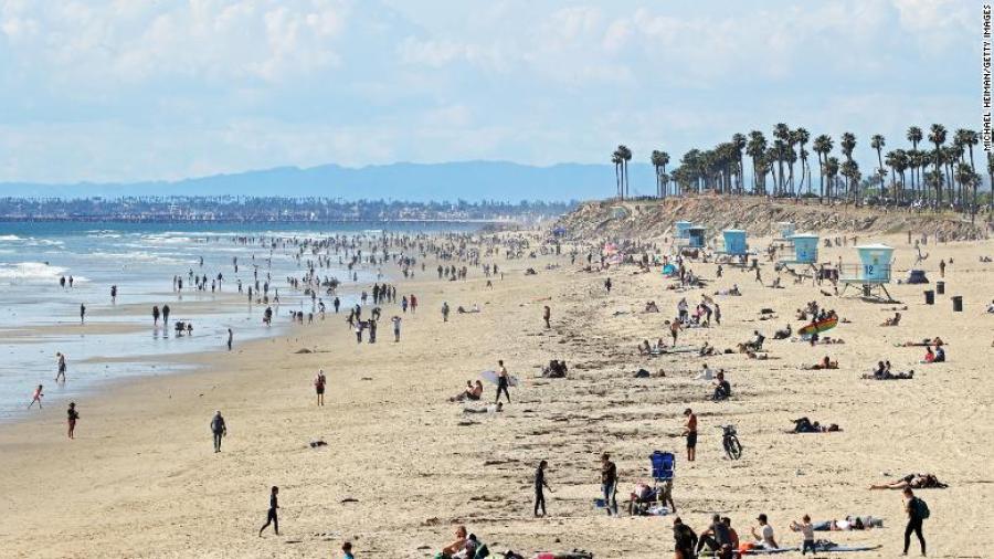 Playas de California llenas pese a orden de cuarentena