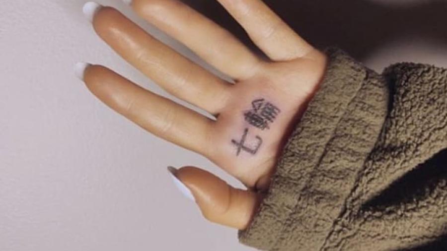 Ariana Grande, una víctima más de los tatuajes japoneses sin sentido