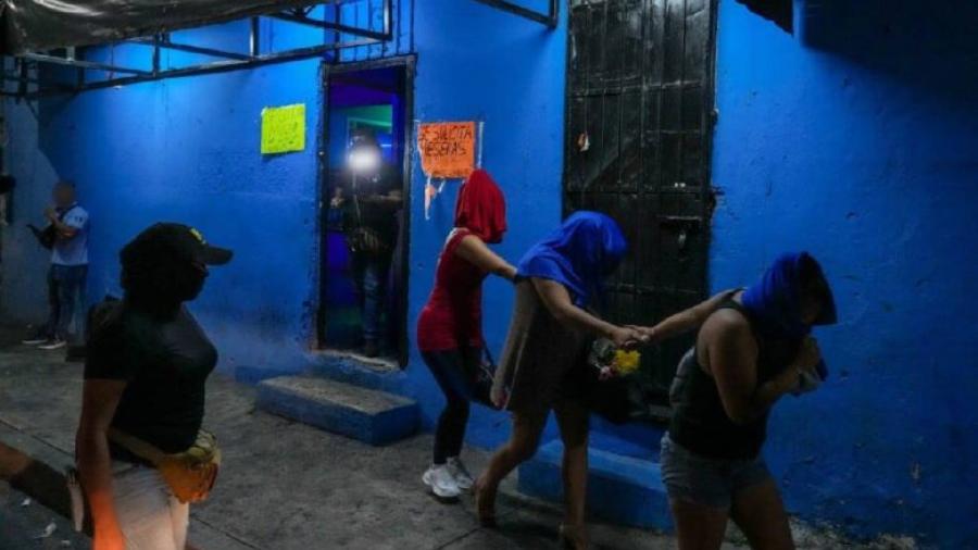 Rescatan a 27 mujeres víctimas de trata en Cancún