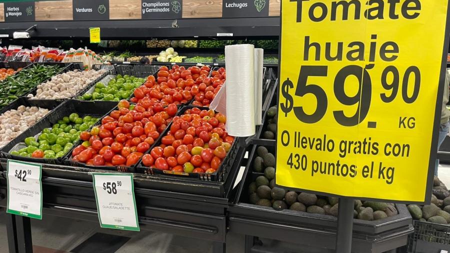 Sigue tomate al alza; precio está en los 60 pesos