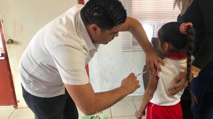 Llama Salud a la población a vacunarse en campaña intensiva