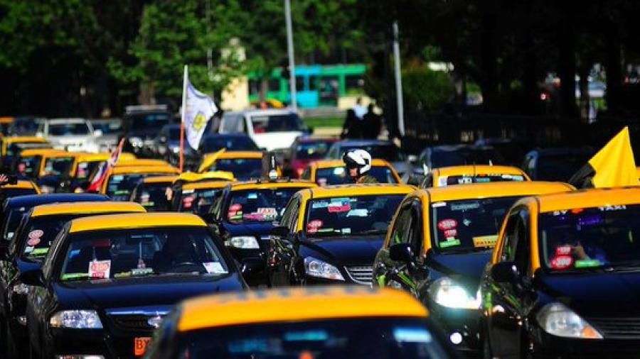 Taxistas chilenos protestan contra “Ley Uber”
