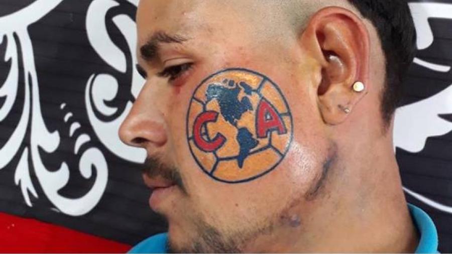 Aficionado azulcrema se tatúa en su cara, el escudo del América