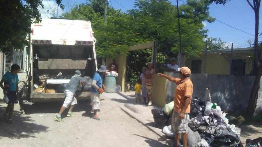 Recorren camiones recolectores el Sector Sur