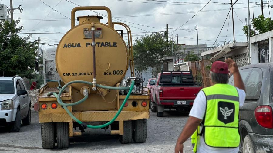 Distribuyen Municipio y COMAPA agua potable en Voluntad y Trabajo, Villa Florida y otras colonias 