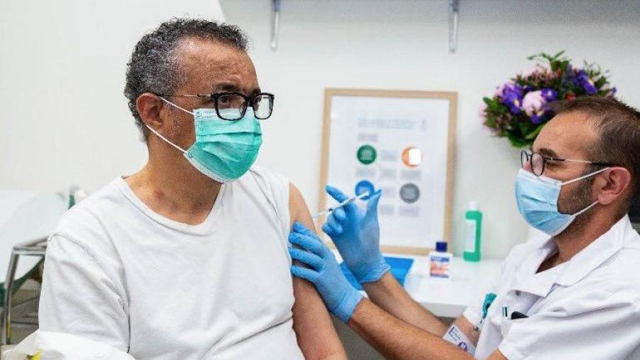 Director de la OMS se vacuna contra el Covid- 19
