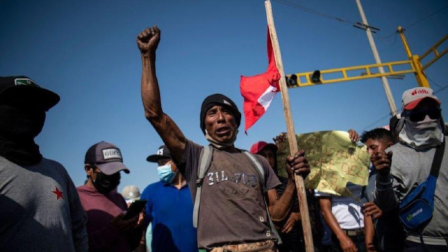 Perú decreta toque de queda ante violentas protestas