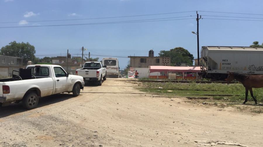 Amenazan con bloquear cruce de ferrocarril si se cierra el acceso